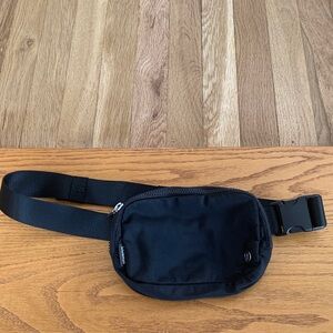Lululemon everywhere belt bag